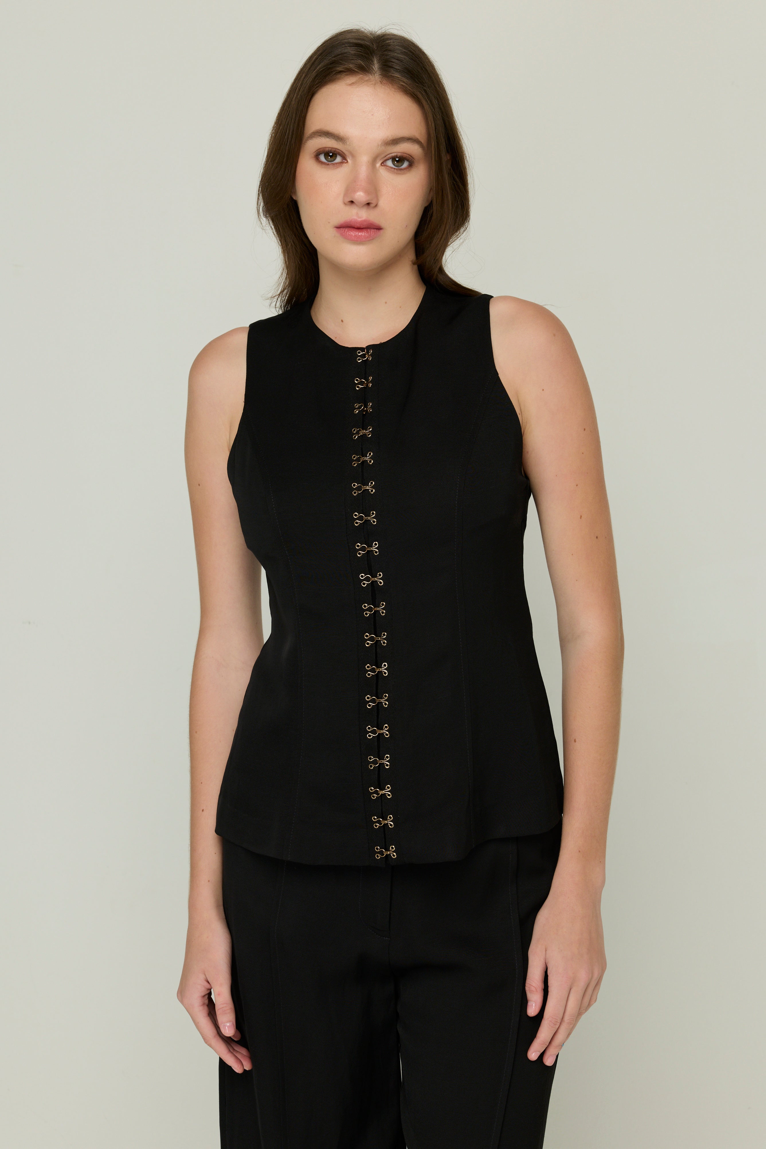 SLEEVELESS LONG CROPPED VEST