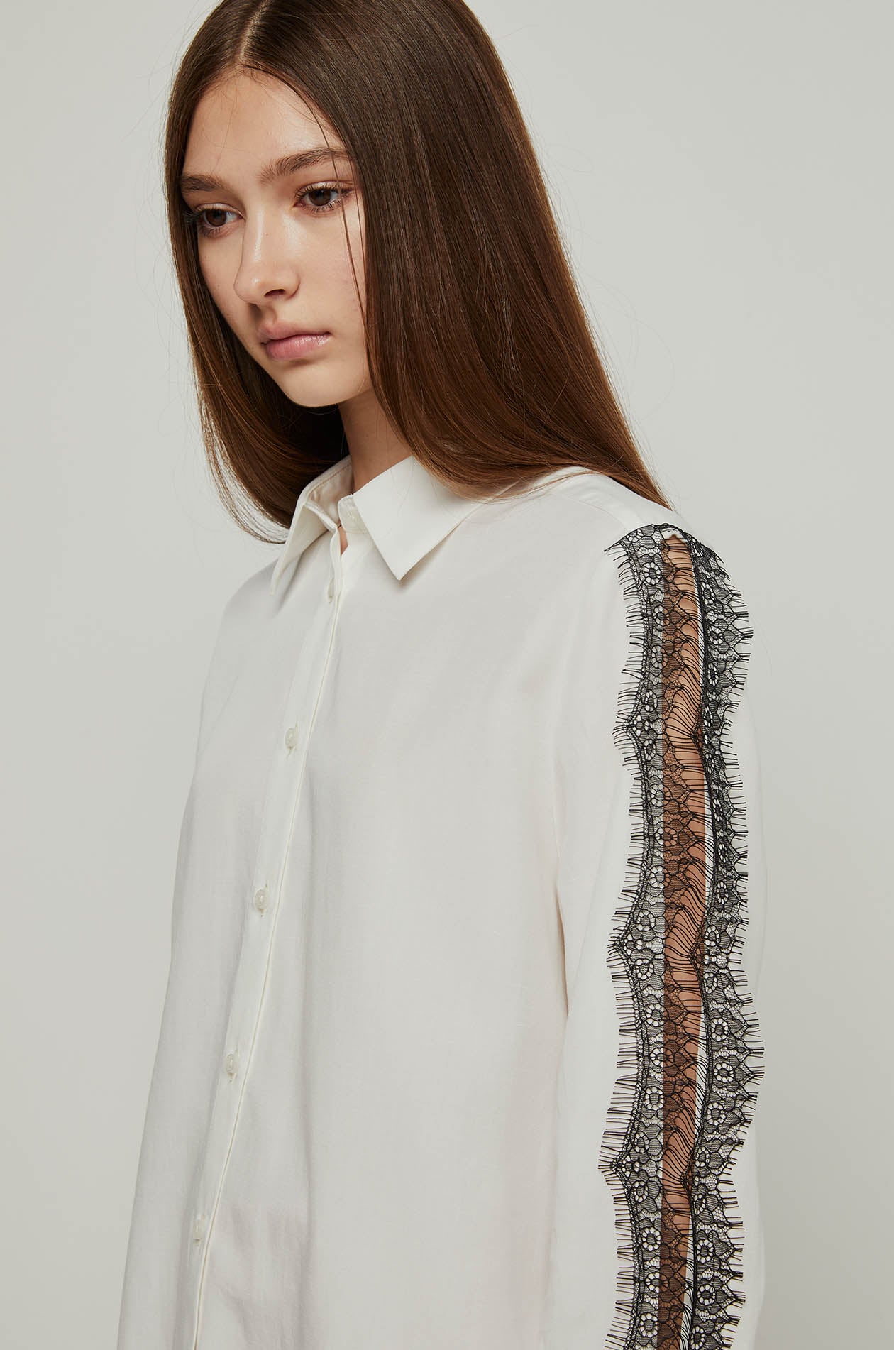LACE PANEL SLEEVE SHIRT
