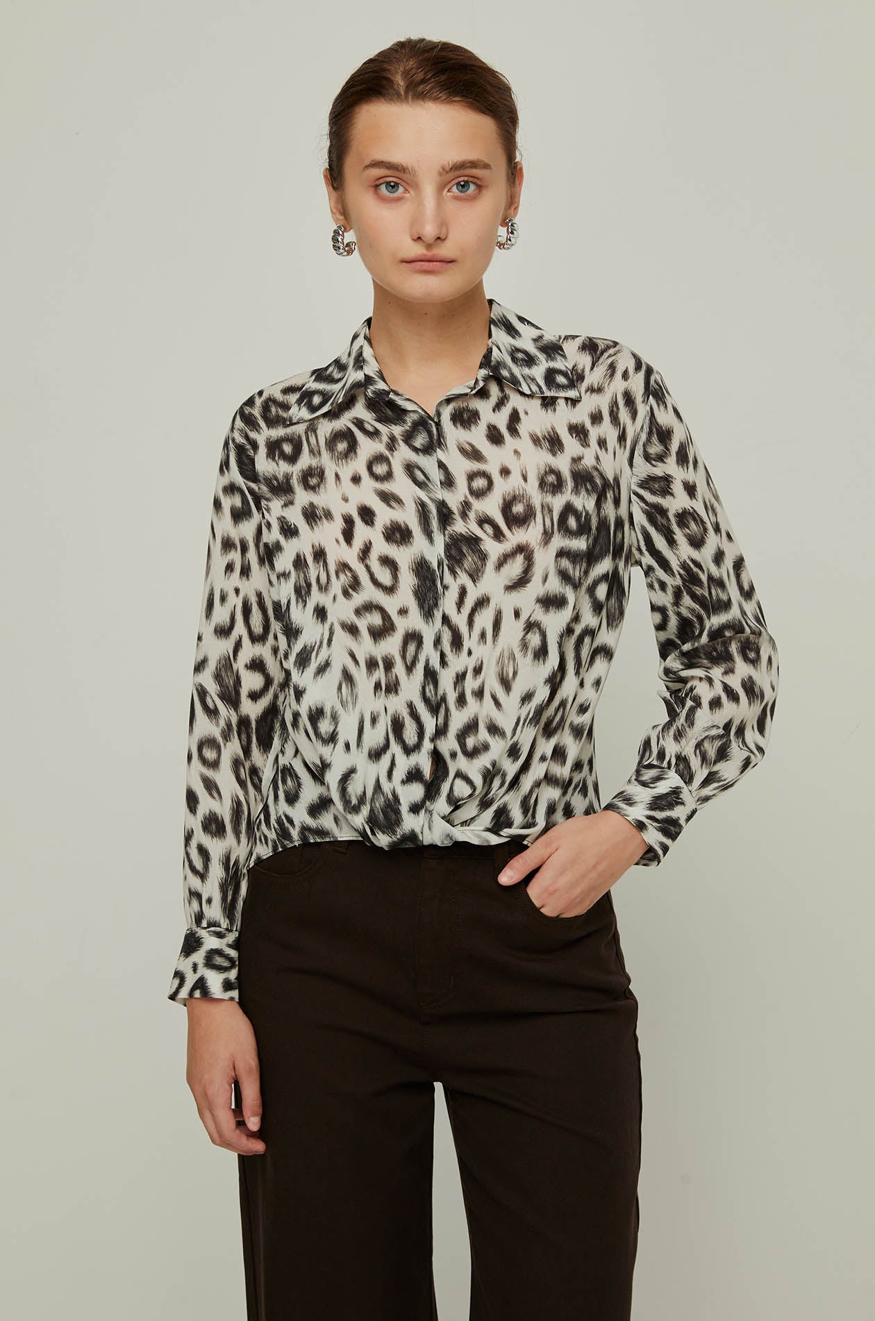 LEOPARD PRINTED TWISTED HEM BLOUSE
