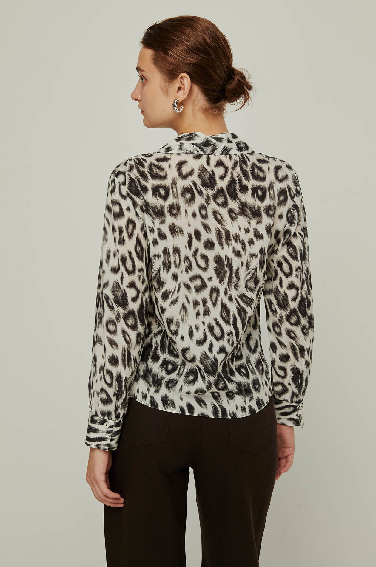 LEOPARD PRINTED TWISTED HEM BLOUSE